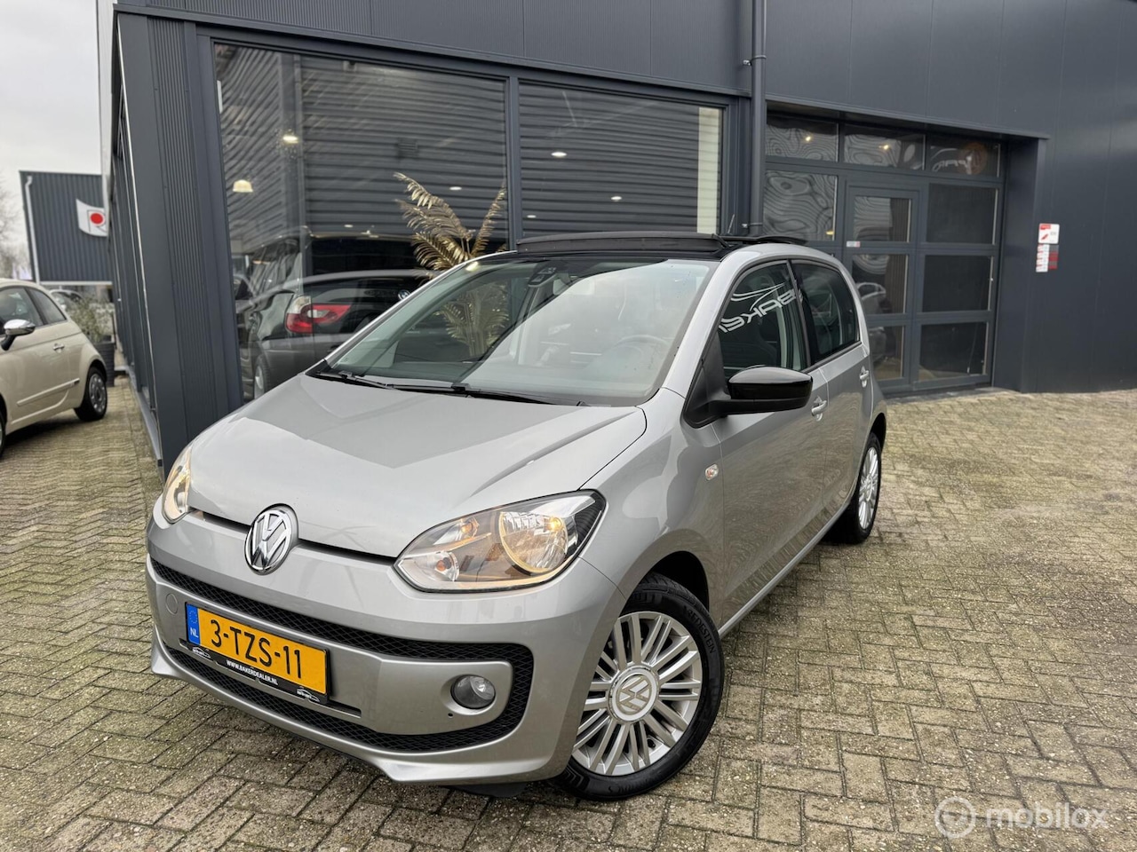 Volkswagen Up! - 1.0 high up! BlueMotion ~ CNG ~ Panoramadak ~ - AutoWereld.nl