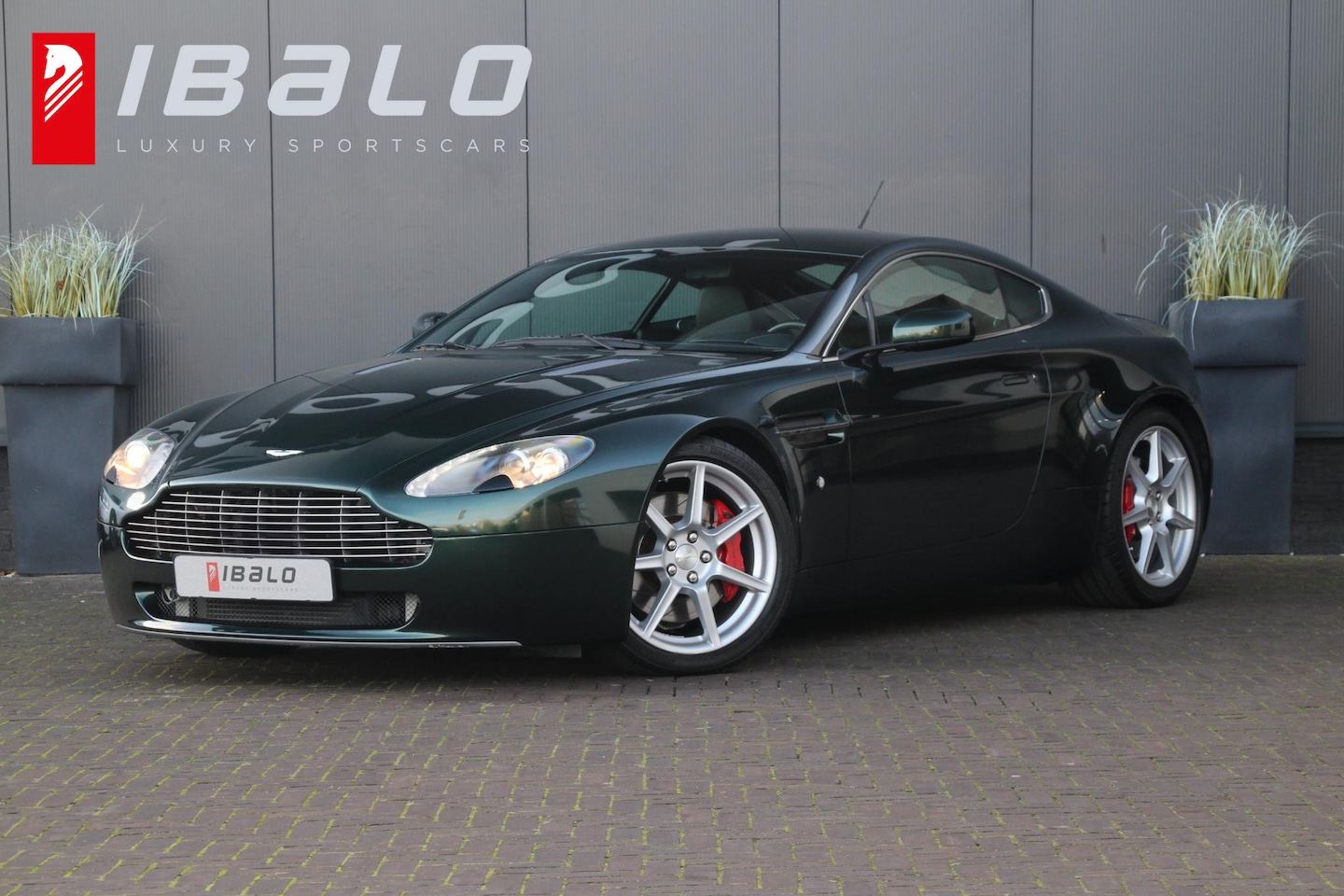 Aston Martin V8 Vantage - | Handbak 6 | Green Black | BTW-auto | - AutoWereld.nl