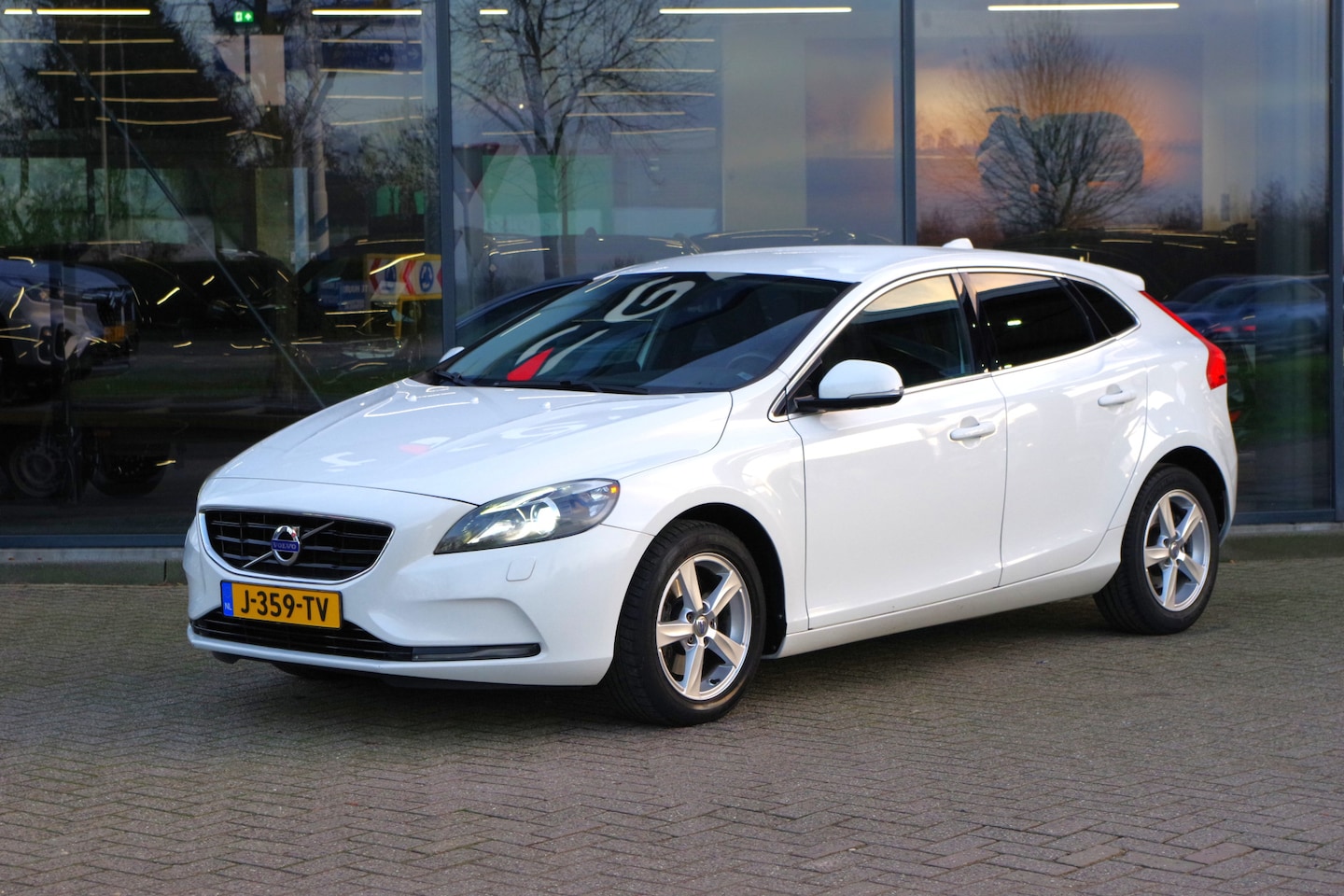 Volvo V40 - 1.6 T3 Momentum 1.6 T3 150 PK Momentum, Xenon, Stoelverwarming, Climate Control - AutoWereld.nl