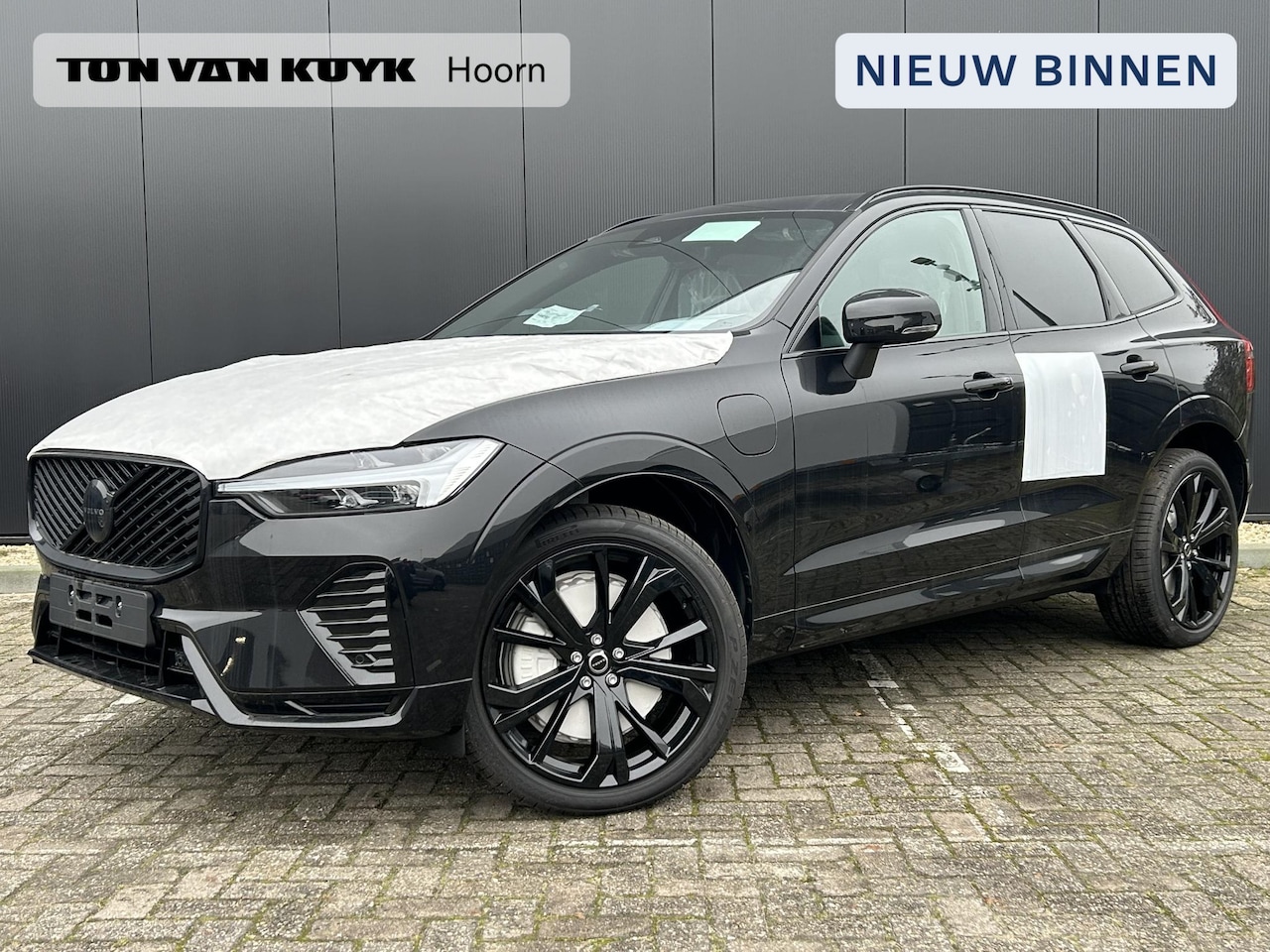 Volvo XC60 - 2.0 T6 Plug-in hybrid AWD Plus Black Edition Panorama dak / Alarm / Extra getint glas - AutoWereld.nl