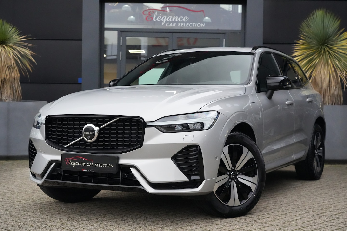 Volvo XC60 - 2.0 T6 Plug-in hybrid AWD Plus Dark 350pk Panoramadak/Stoelverwarming/Camera - AutoWereld.nl