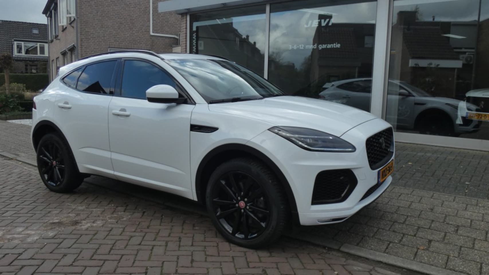 Jaguar E-Pace - 1.5  P300e  PHEV 309 PK  AWD - R-DYNAMIC   * PANODAK* NAVI* LEDER* CRUISE*  360 CAMERA * - AutoWereld.nl