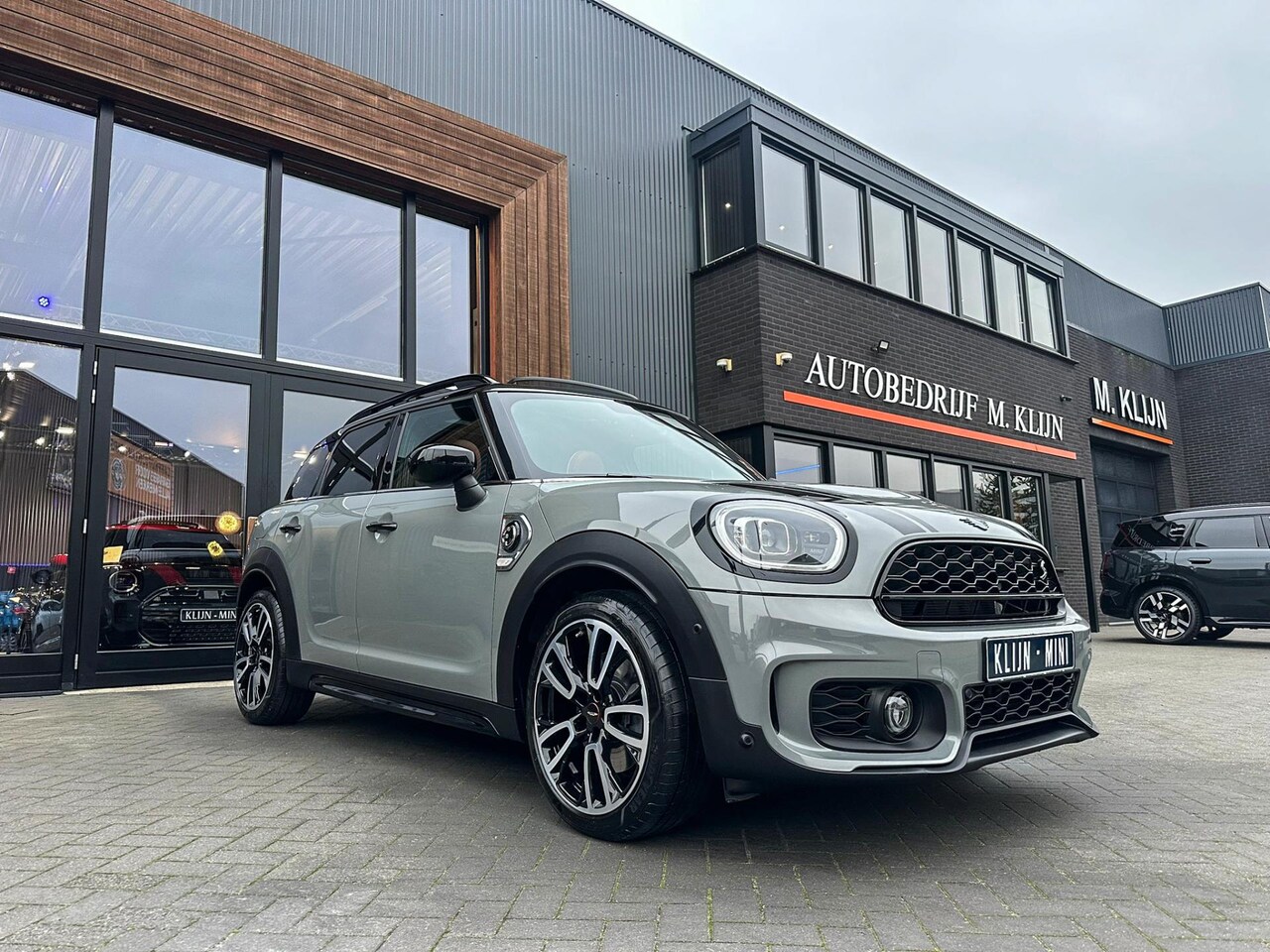 MINI Countryman - Mini 2.0 Cooper S E ALL4 John Cooper Works 220pk/Nardo/Chesterbrown leer/Btw/Bomvol - AutoWereld.nl