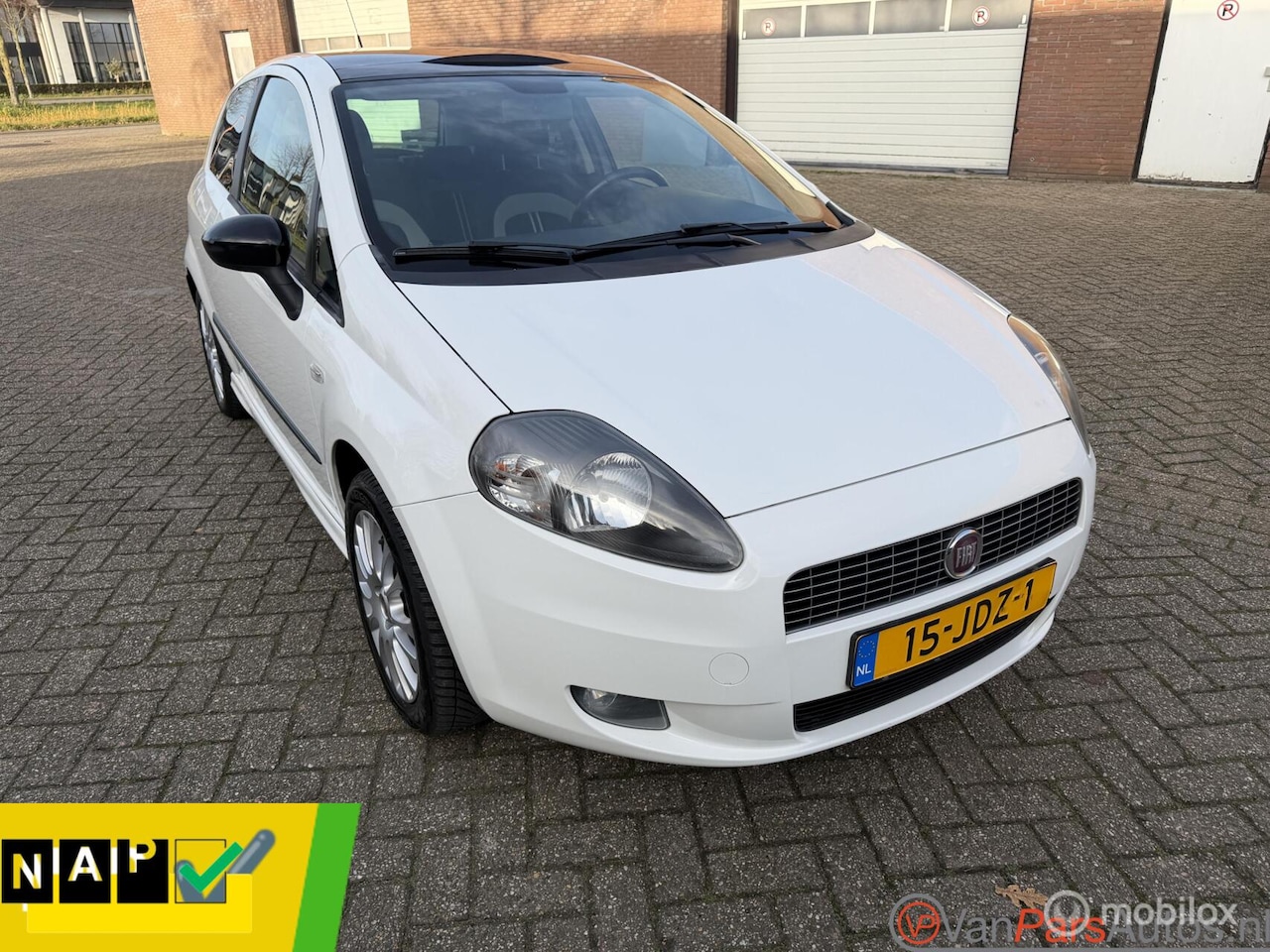 Fiat Grande Punto - 1.4 NeroBianco 1.4 NeroBianco, Airco,Pano,Elek.Dak - AutoWereld.nl