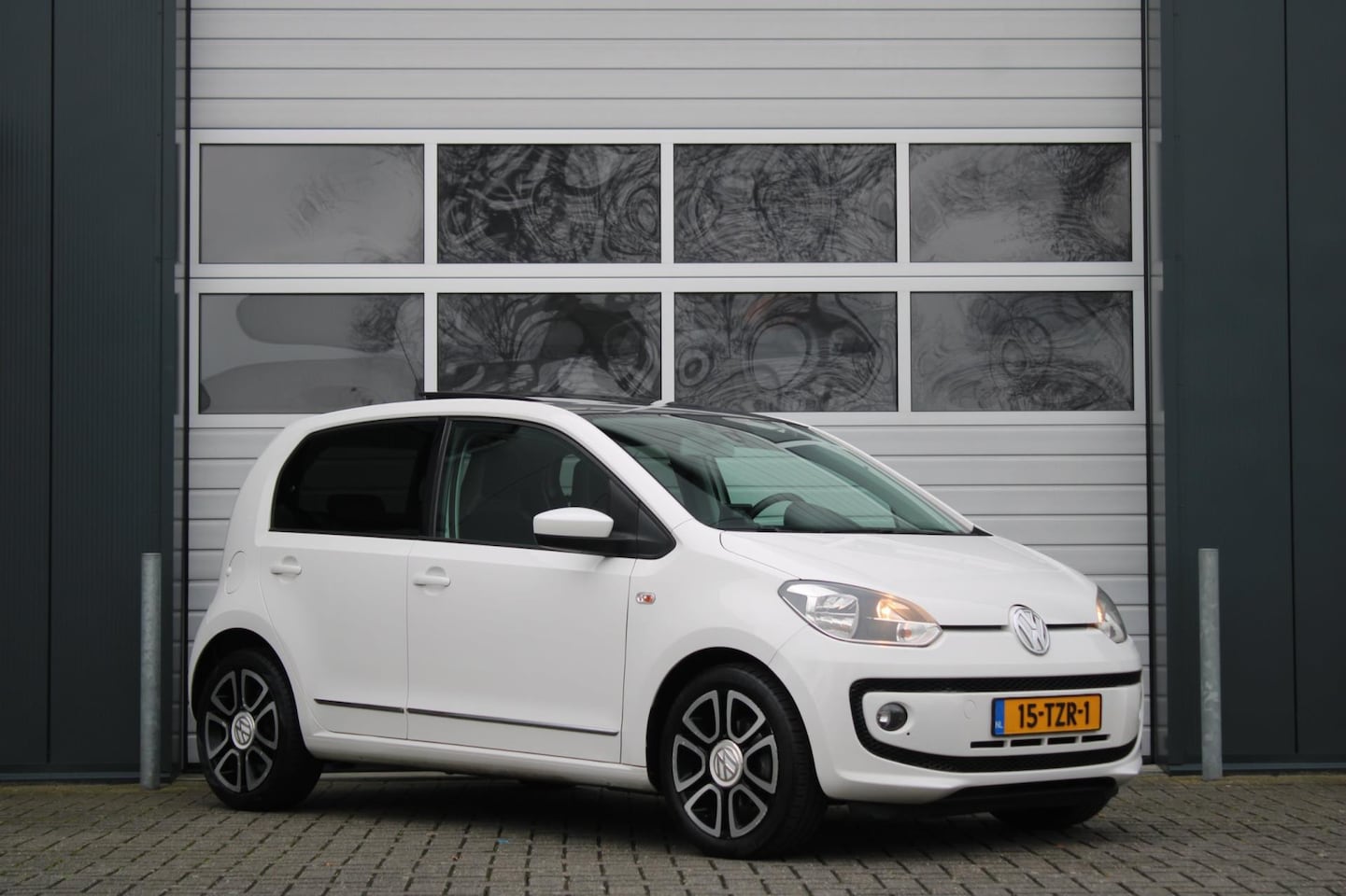 Volkswagen Up! - 1.0 high up! BlueMotion 5-Deurs Airco/Panodak/Navi/Bluetooth/RadioCD.AUX/16"LM/Elek.Ramen/ - AutoWereld.nl