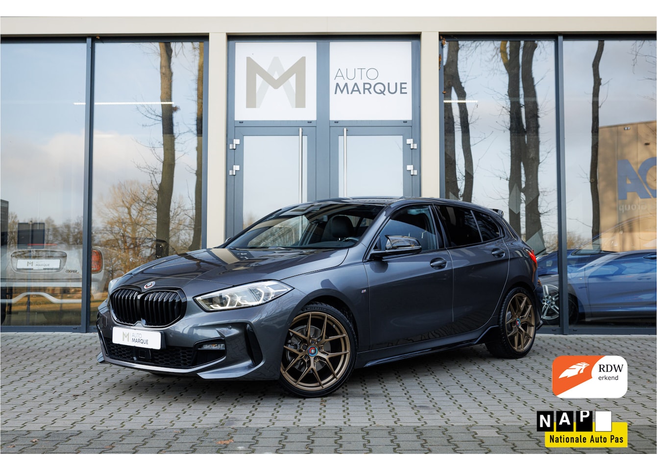 BMW 1-serie - 118i Aut. | Executive | | M Sportpakket | 19" LM Velgen | M135i Uitlaat | Maxton | Adaptiv - AutoWereld.nl