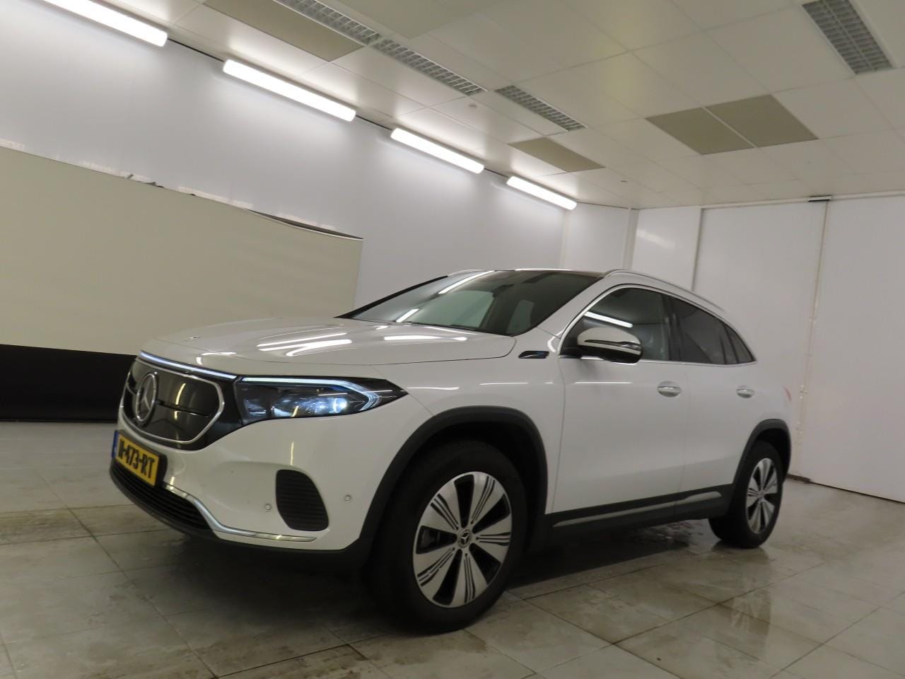 Mercedes-Benz EQA - 300 228pk 4MATIC Luxury 95% SoH [ TREKHAAK+PANO+SFEERVERL.+STOELVERWARMING ] - AutoWereld.nl