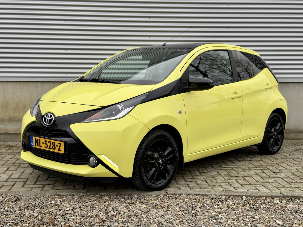 Toyota Aygo - 1.0 VVT-i x-cite Yellow & Black [ airco,camera,cruise,lmv ] - AutoWereld.nl