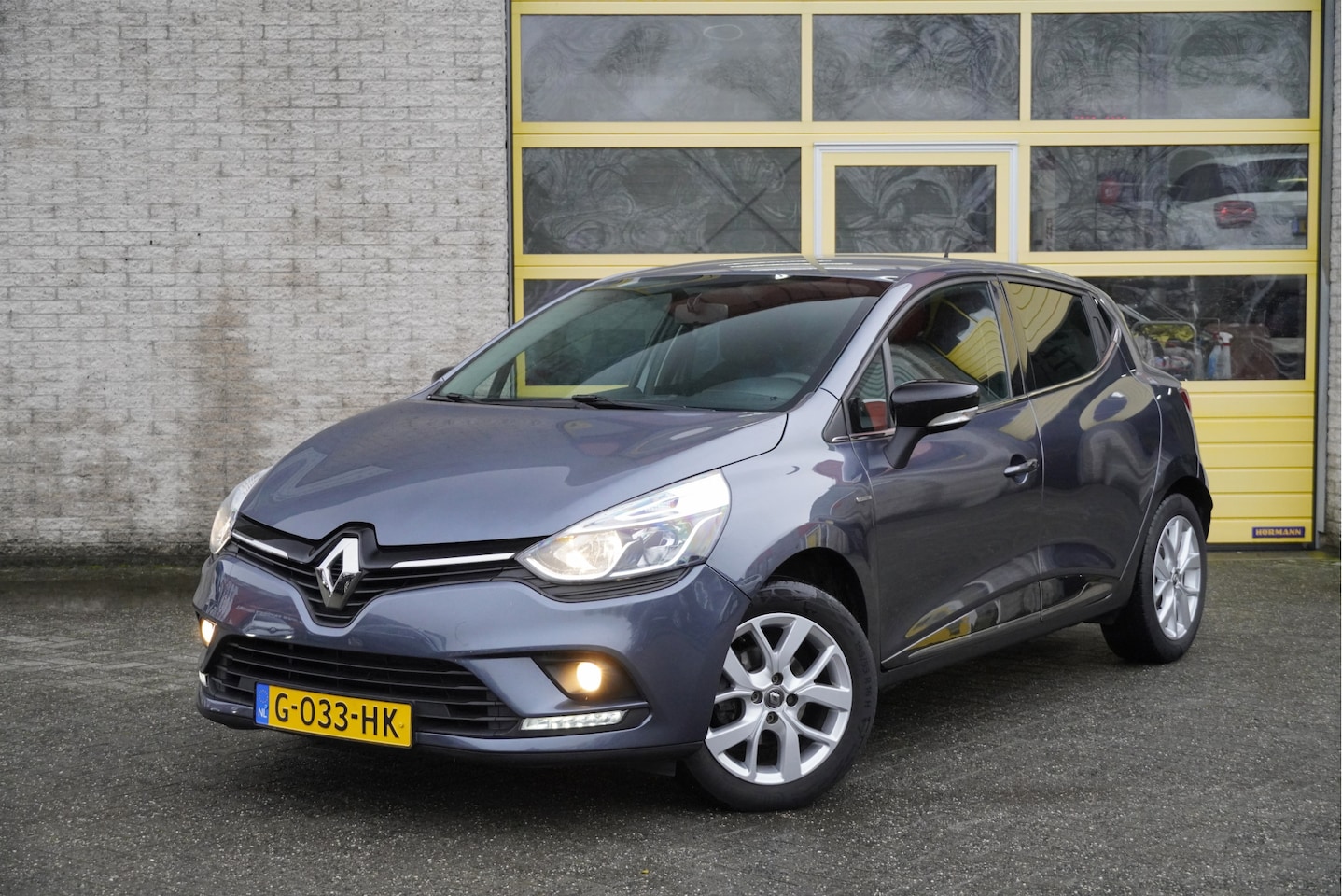 Renault Clio - 0.9 TCe 5drs Limited BJ2019 Lmv 16" | Led | Pdc | Navi | Afneembare trekhaak | Airco | Cru - AutoWereld.nl