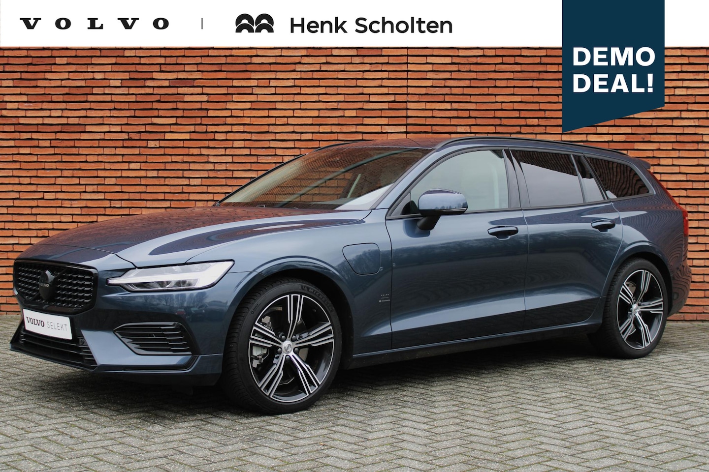 Volvo V60 - T6 Plug-in hybrid AWD Essential | Stoel- / stuurwielverwarming | 19 inch. lichtmetalen vel - AutoWereld.nl