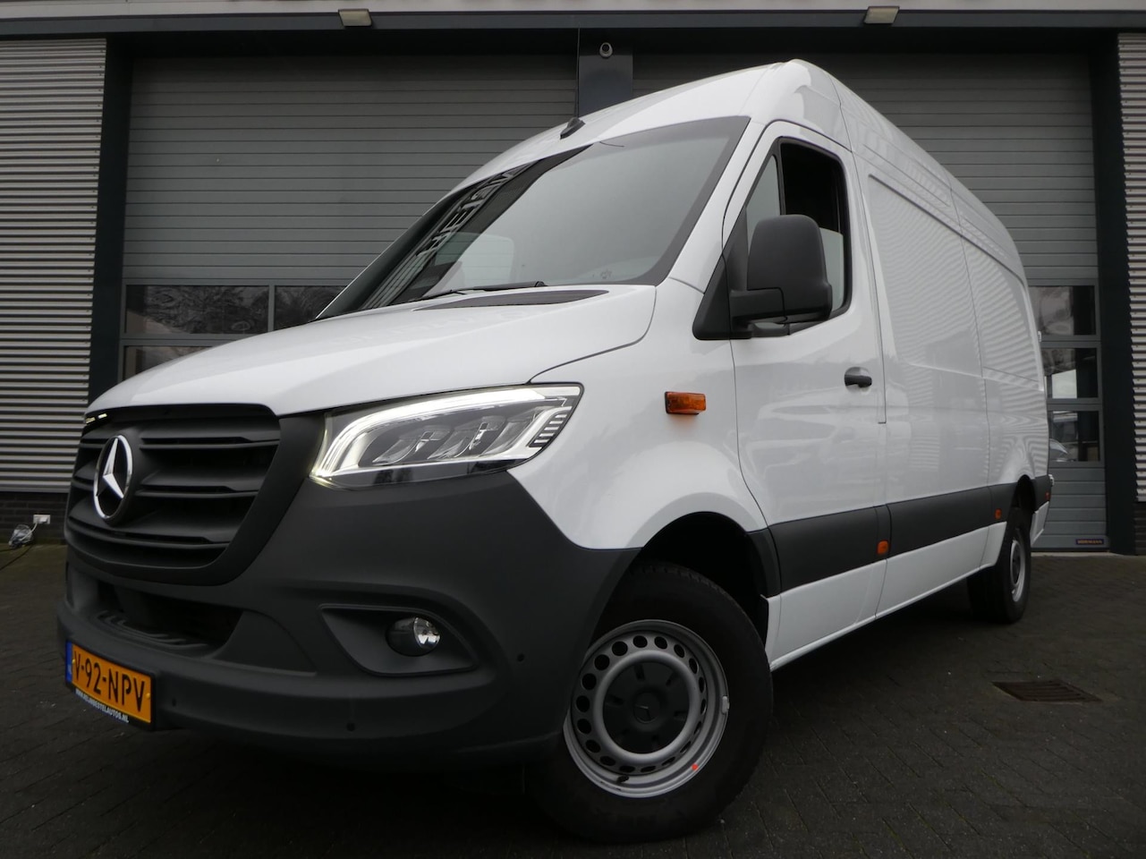 Mercedes-Benz Sprinter - 317 1.9 CDI L2H1 airco ,Xenon, pdc ,camera, mbux 10 - AutoWereld.nl