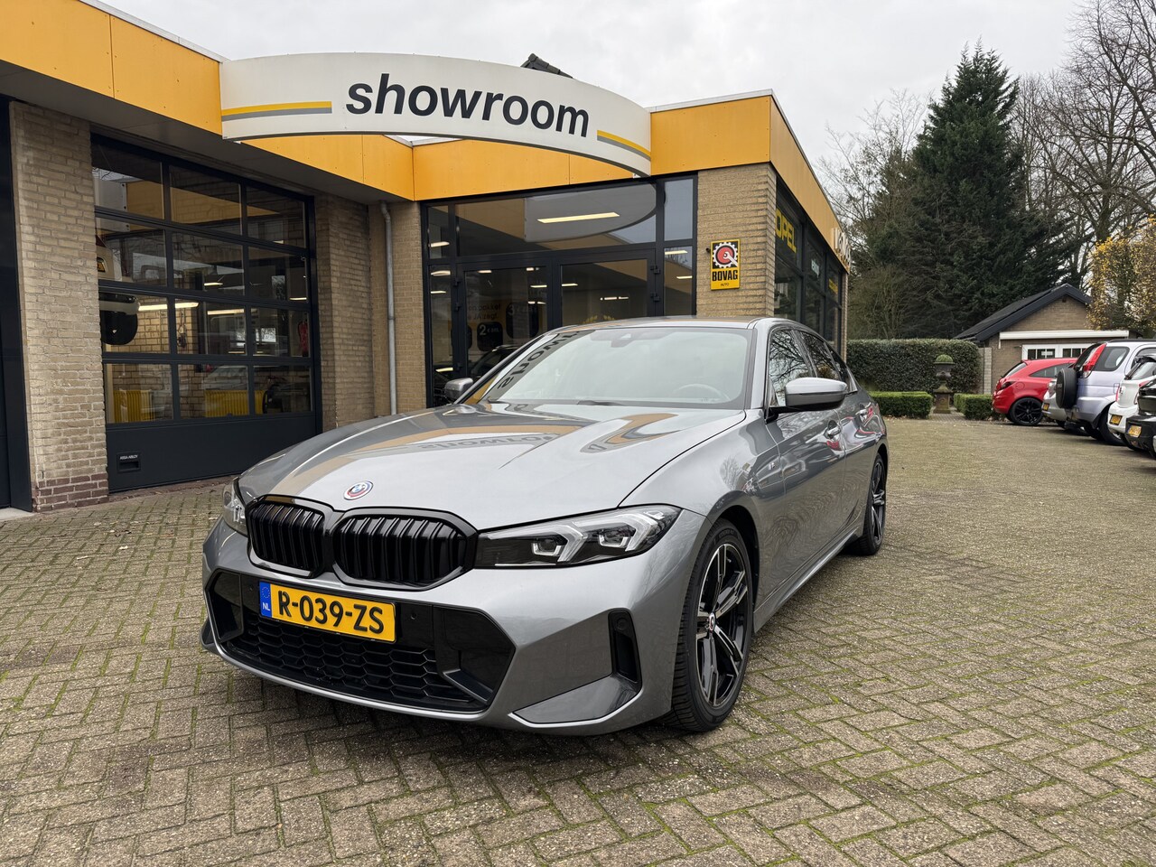 BMW 3-serie - 318i M Sport Automaat Climate Control Led Navi Carplay - AutoWereld.nl