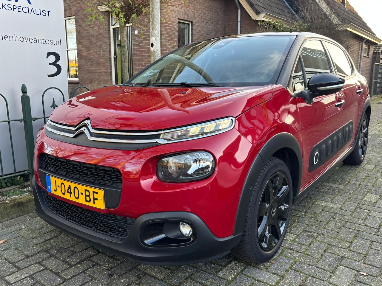 Citroën C3 - 1.2 PureTech Business Automaat/Airco-Ecc/Navigatie/Alu wielen/Two-Tone - AutoWereld.nl
