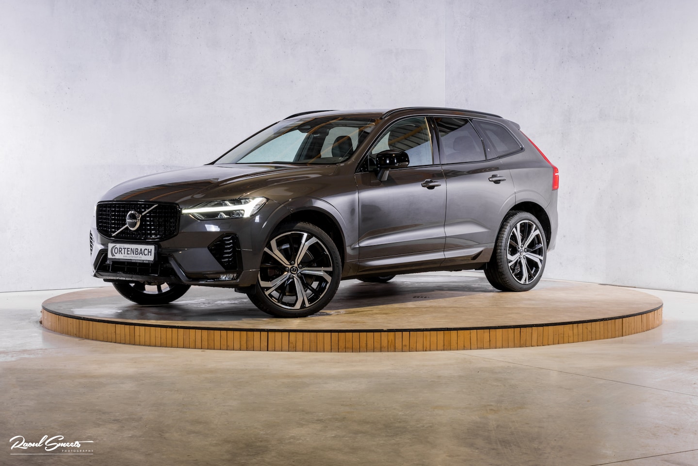 Volvo XC60 - 2.0 B4 R-Design | Harman Kardon | Adaptieve cruise | Memory | Achterbank verwarmd | - AutoWereld.nl