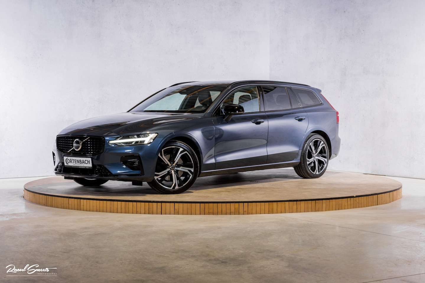 Volvo V60 - 2.0 B4 Plus Dark | Adaptieve cruise | Memory | Blis | Harman Kardon | - AutoWereld.nl