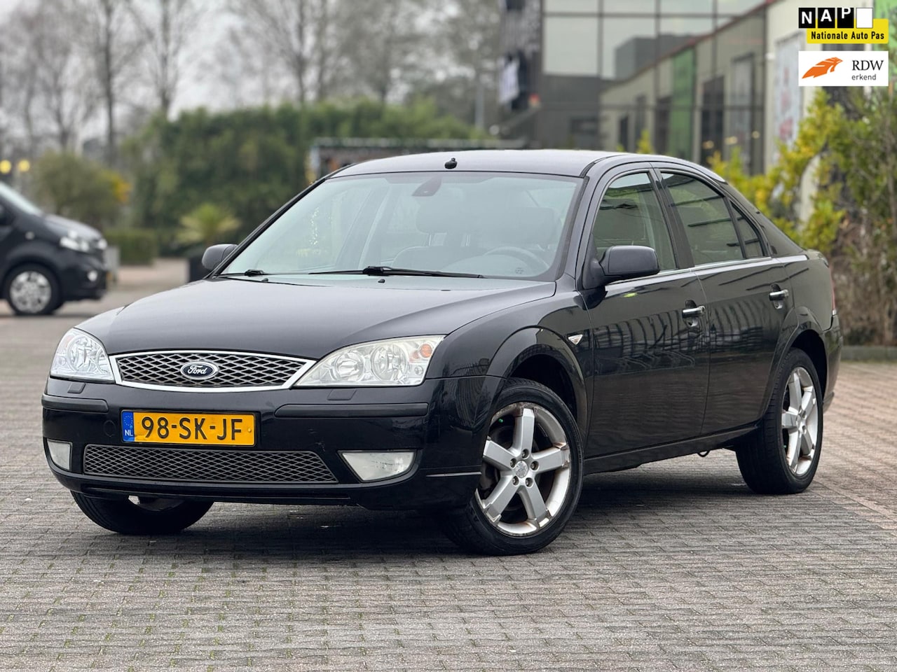 Ford Mondeo - 1.8-16V Platinum | Airco | Verwarmbare voorstoelen | Elektrische stoelen | Parkeersensoren - AutoWereld.nl