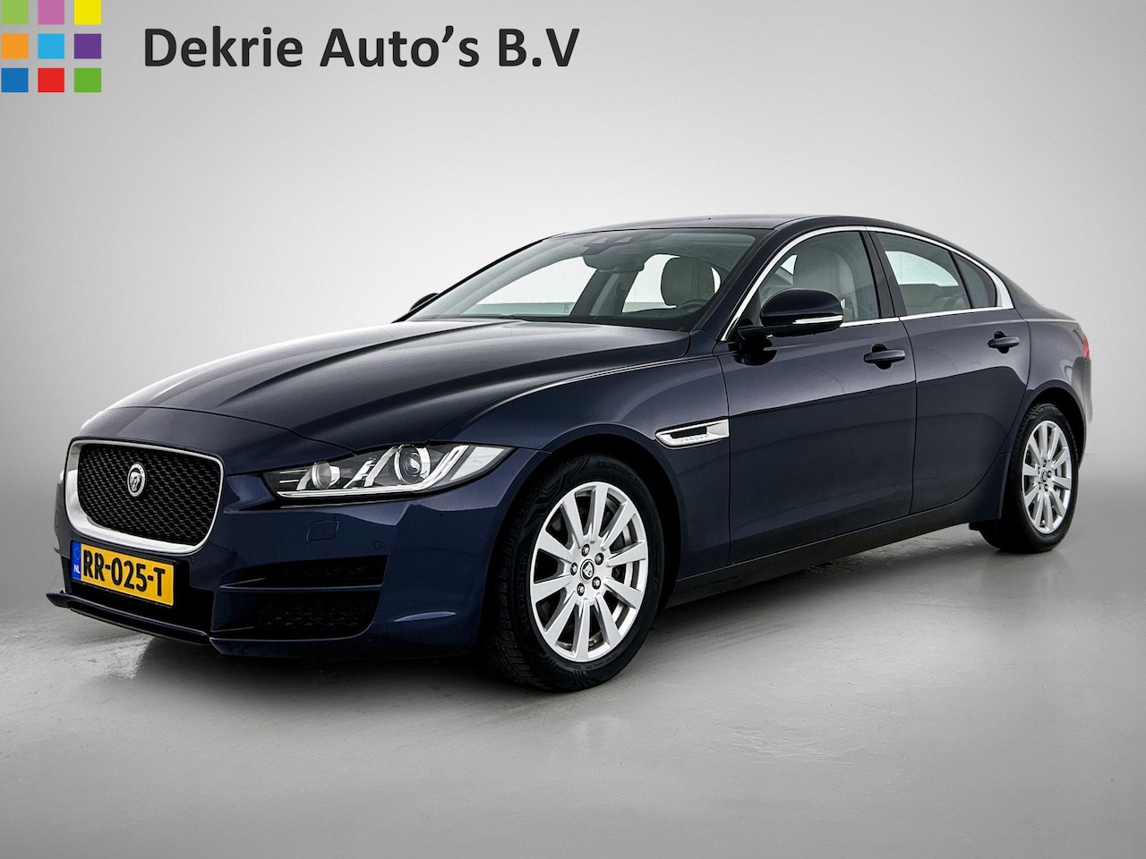Jaguar XE - 2.0 Prestige Automaat / Navigatie / Leder / Cruise-ctr. / Lmv 17"/ Stoelverw. / Camera / A - AutoWereld.nl