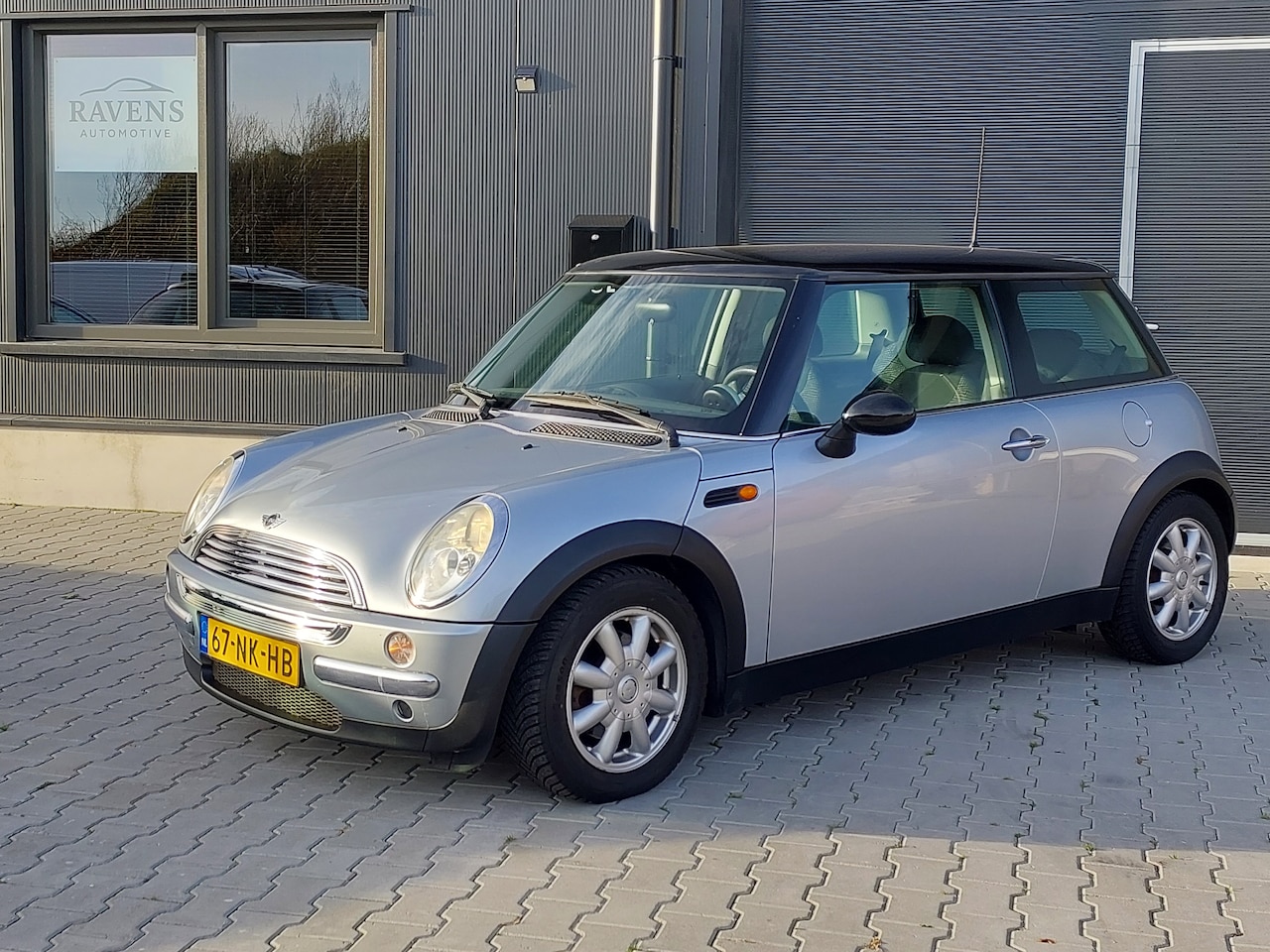 MINI Mini - 1.6 Cooper Weinig km, veel rekeningen van onderhoud (2166,-) - AutoWereld.nl