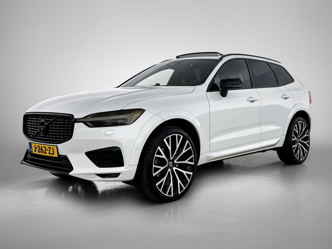 Volvo XC60 - 2.0 B5 AWD R-Design | Bowers&Wilkins | Luchtvering | 360º Camera - AutoWereld.nl