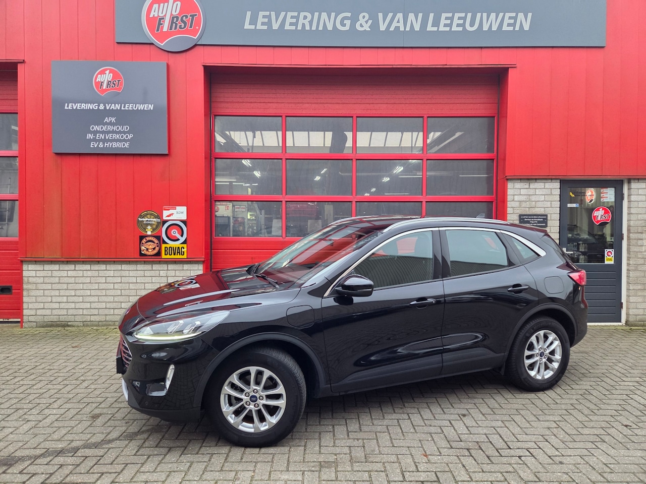 Ford Kuga - 2.5 PHEV Titanium Navigatie/ Parkeersensoren V + A/ Stoelverwarming/ Rijklaarpijs! - AutoWereld.nl