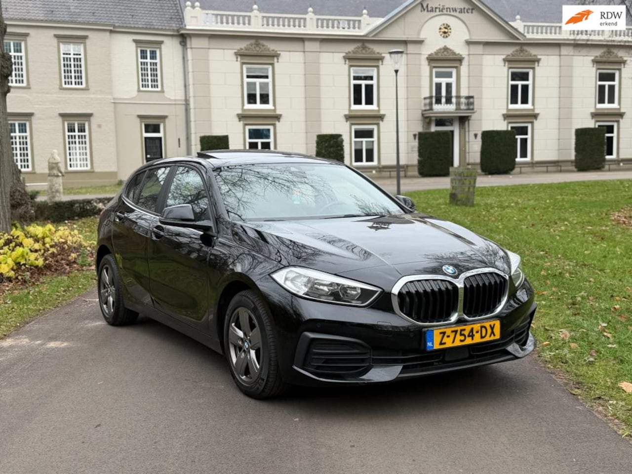 BMW 1-serie - 118i High Executive Automaat | Airco | Carplay | Pano - AutoWereld.nl
