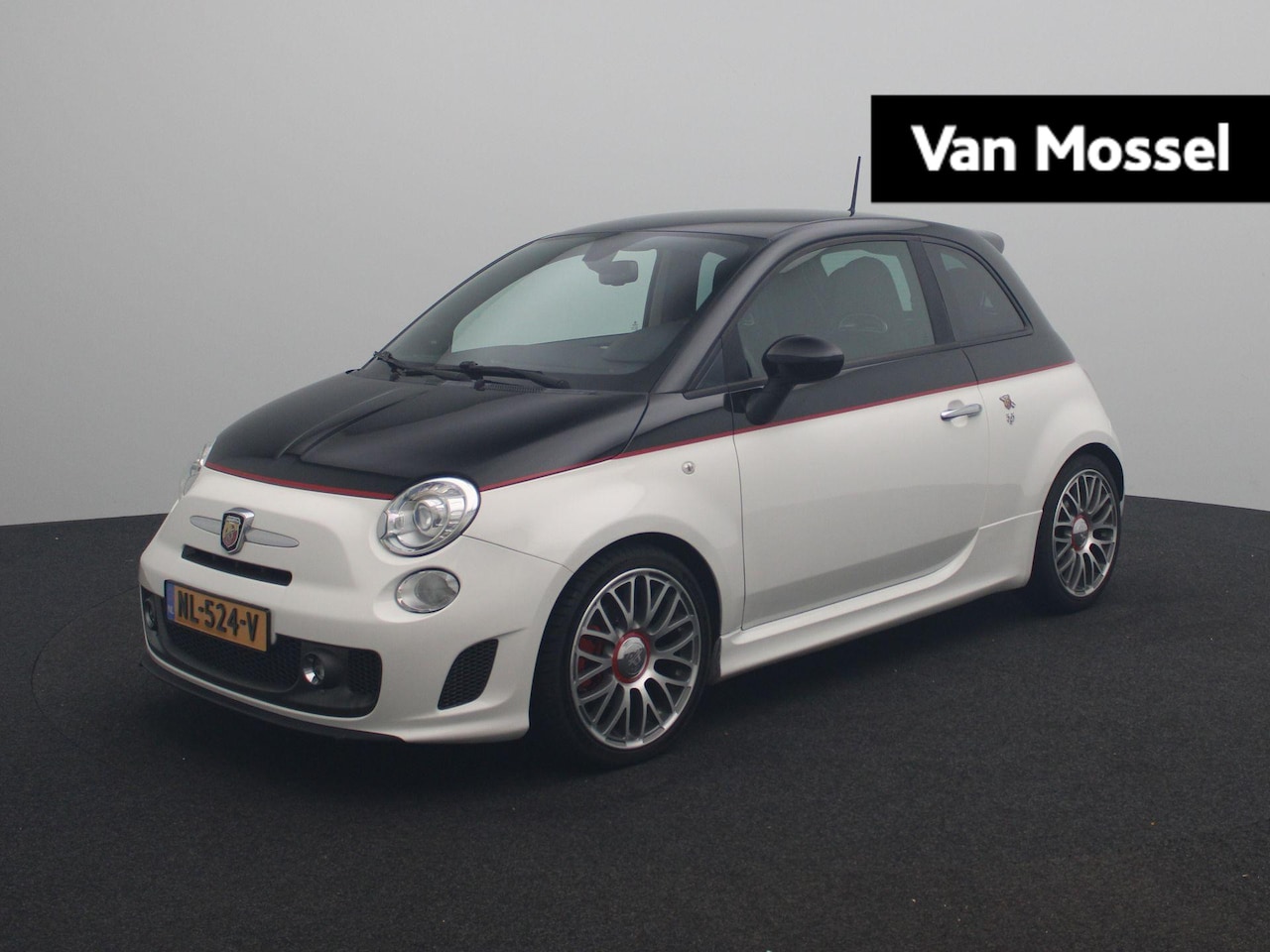 Abarth 595 - 1.4 T-Jet Abarth Turismo | 160PK | Akrapovic Uitlaat | Climate control | 17" Lichtmetalen - AutoWereld.nl