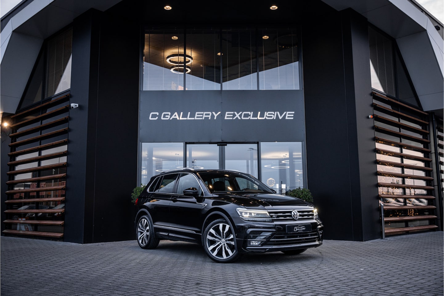 Volkswagen Tiguan - 1.4 TSI ACT Comfortline Business R - R Line | Panorama | Memory | Elek. Trekhaak | 360 Cam - AutoWereld.nl