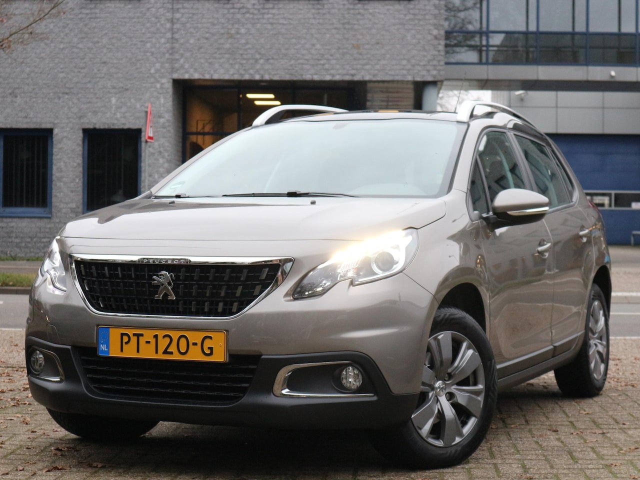 Peugeot 2008 - 1.2 PureTech Blue Lion / Trekhaak / Sensoren / Panorama Dak - AutoWereld.nl