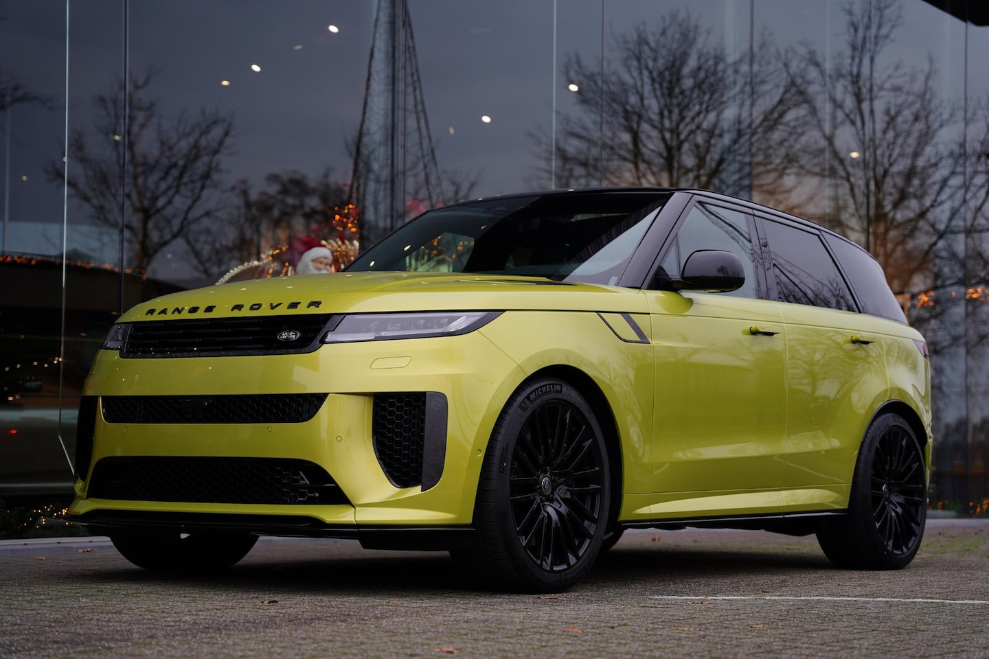 Land Rover Range Rover Sport - P635 SV Celestial Sol Limited Edition - AutoWereld.nl