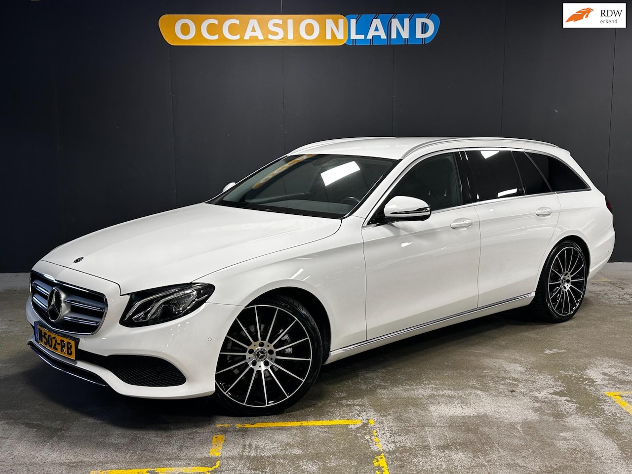 Mercedes-Benz E-klasse Estate - 200 Premium Plus|LED|TREKHAAK|DODEHOEK|STOELV|CRUISE|SFEER|CARPLAY|20INCH| - AutoWereld.nl