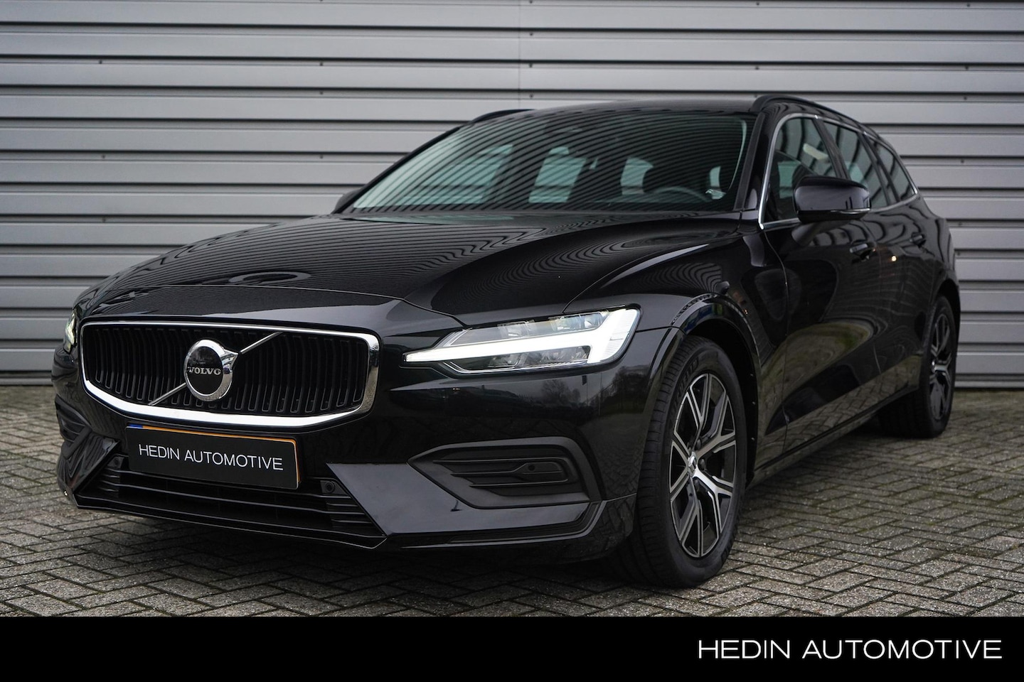 Volvo V60 - 2.0 B3 Core Stoel en stuurverwarming | Keyless Entry | Adaptieve Cruise Control - AutoWereld.nl