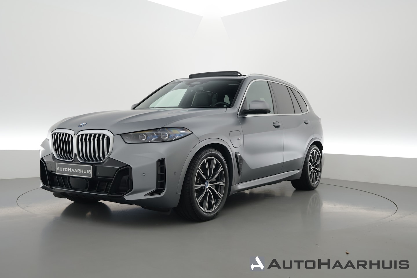 BMW X5 - xDrive50e M Sport | Frozen Pure Grey | Stoelventilatie + Stoel- stuurverw.| Pano | HUD | L - AutoWereld.nl