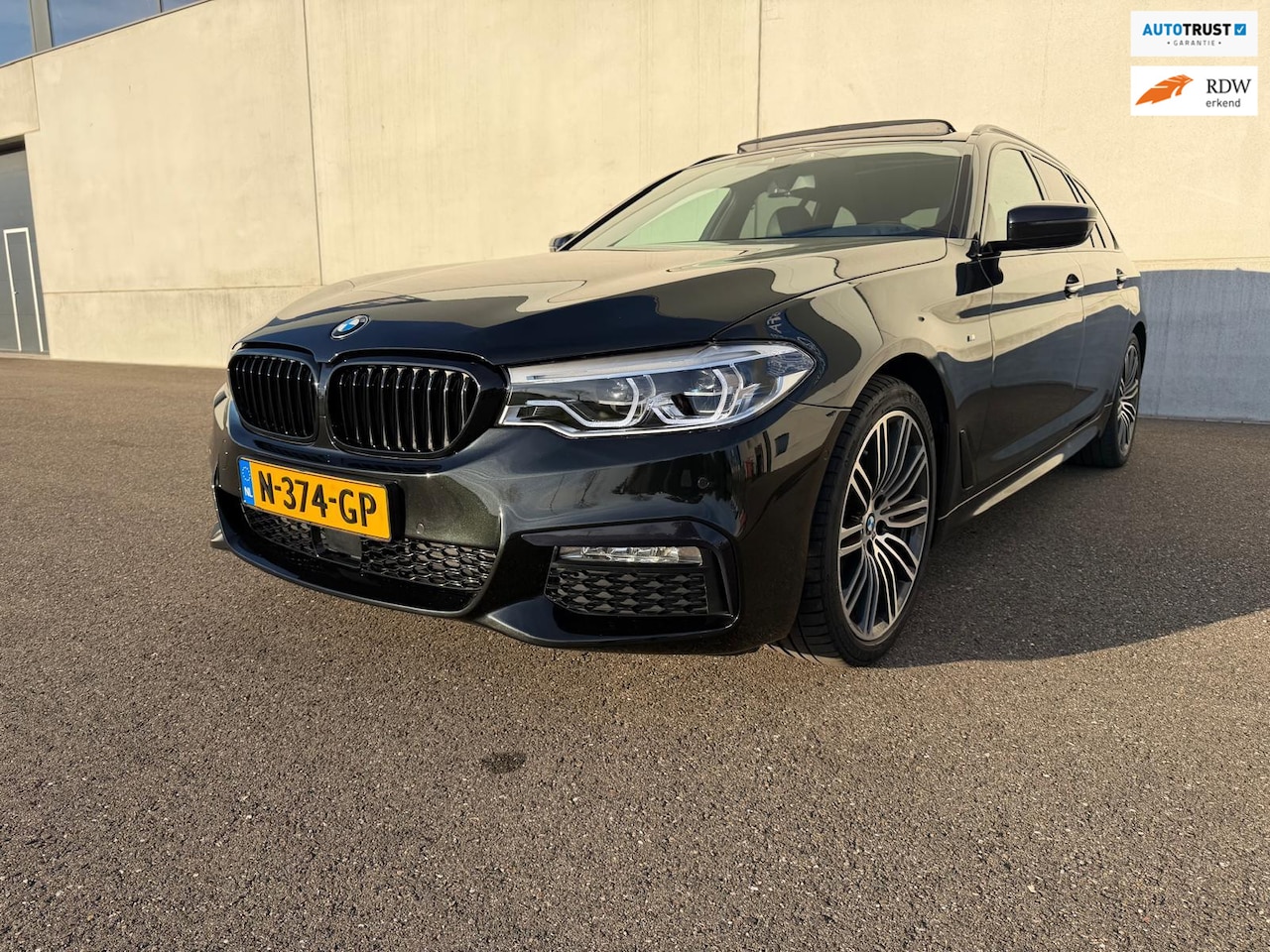 BMW 5-serie Touring - 530i High Executive LED PANO ACC CARPLAY CAMERA LANE ASSIST HUD LEDER - AutoWereld.nl