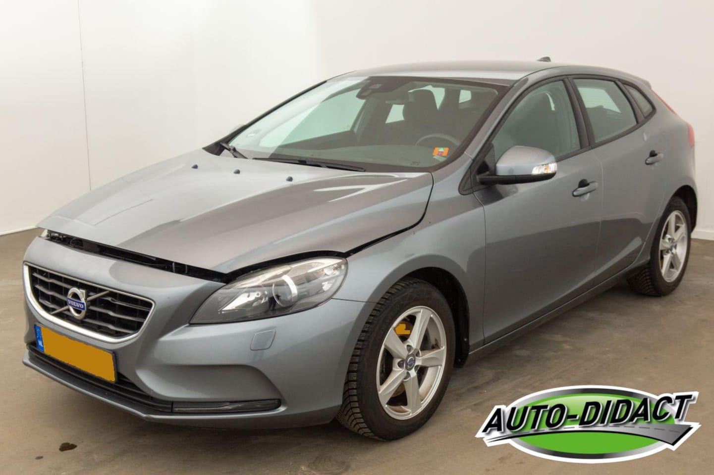 Volvo V40 - V-40 1.6 T2 Clima Navi MOTORSCHADE Kinetic - AutoWereld.nl