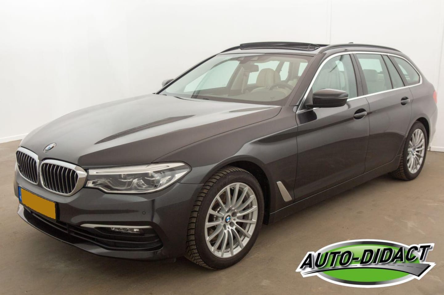 BMW 5-serie Touring - 520i Automaat Pano High Executive Edition - AutoWereld.nl