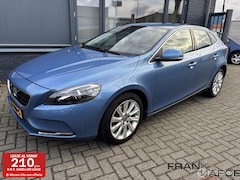 Volvo V40 - 2.0 T3 Momentum ECC Navi Xenon Cruise Bl.tooth 17"LM Stoelverwarming