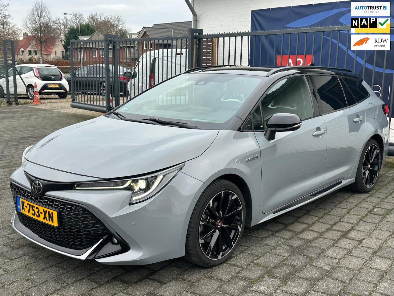 Toyota Corolla Touring Sports - 2.0 Hybrid Business GR-Sport / HEAD UP / KEYLESS / JBL / CAMERA / NAP!! - AutoWereld.nl