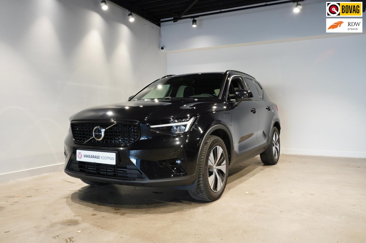 Volvo XC40 - 1.5 T4 Plug-in hybrid Plus Dark Stoelverwarming|Harman Kardon|Carplay - AutoWereld.nl