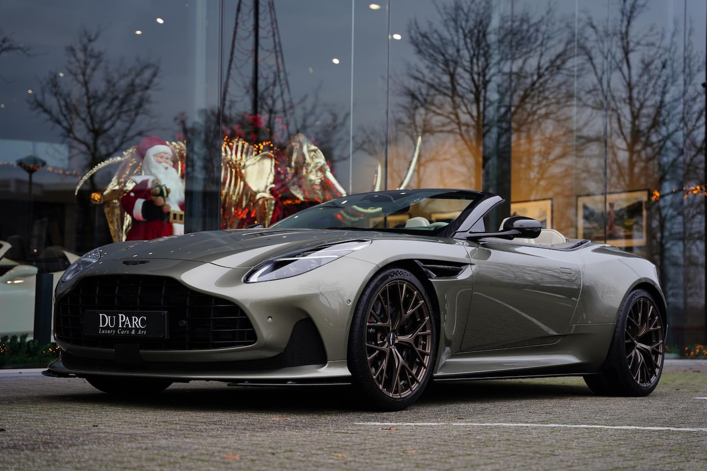 Aston Martin DB12 Volante - 4.0 V8 NL-Auto 1e Eigenaar 3 D.Km Nw.Pr 430K - AutoWereld.nl