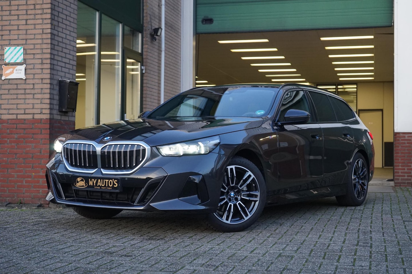 BMW 5-serie Touring - 520i M-Sport Bowers&Wilkins|Standkachel|Panodak|Stl.Ventilaite|Trekhaak| - AutoWereld.nl