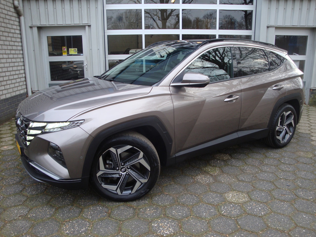 Hyundai Tucson - 1.6 T-GDI PHEV Premium Sky 4WD / Panoramadak/ Trekhaak - AutoWereld.nl