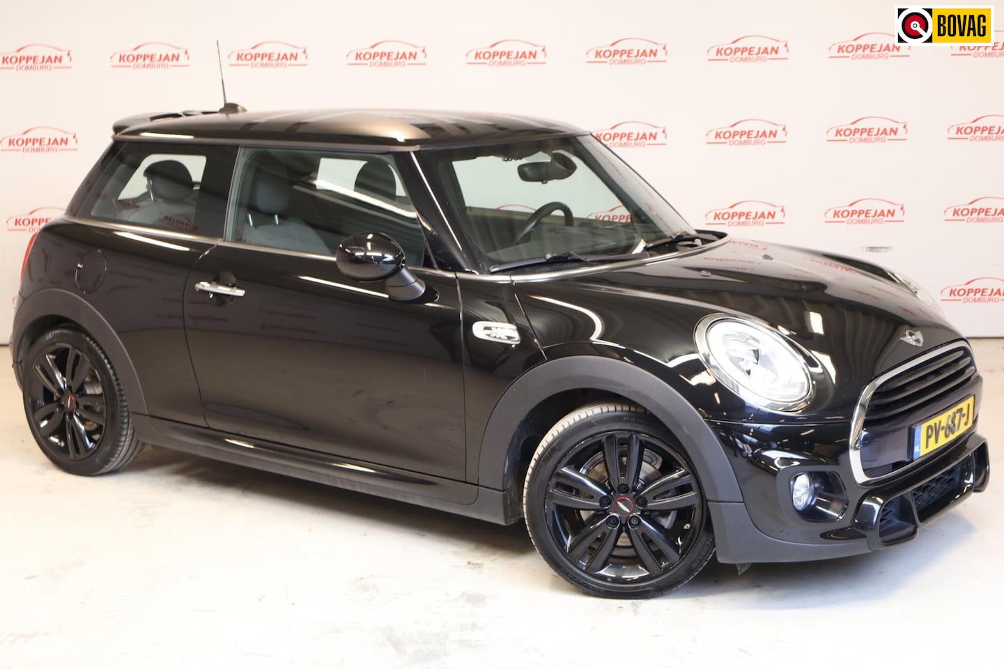 MINI Cooper - 1.5 Chili Serious Business NL auto, JCW in en exterieur, Stoelver, head-up, H&K, LED, - AutoWereld.nl