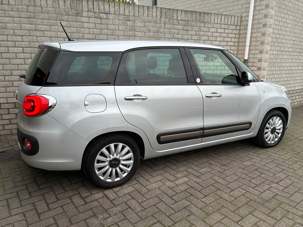 Fiat 500 L Living - 1.4 T-Jet Lounge 120pk Nieuwe Distributie/Banden!