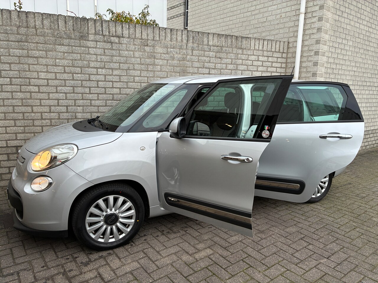 Fiat 500 L Living - 1.4 T-Jet Lounge 120pk Nieuwe Distributie/Banden!