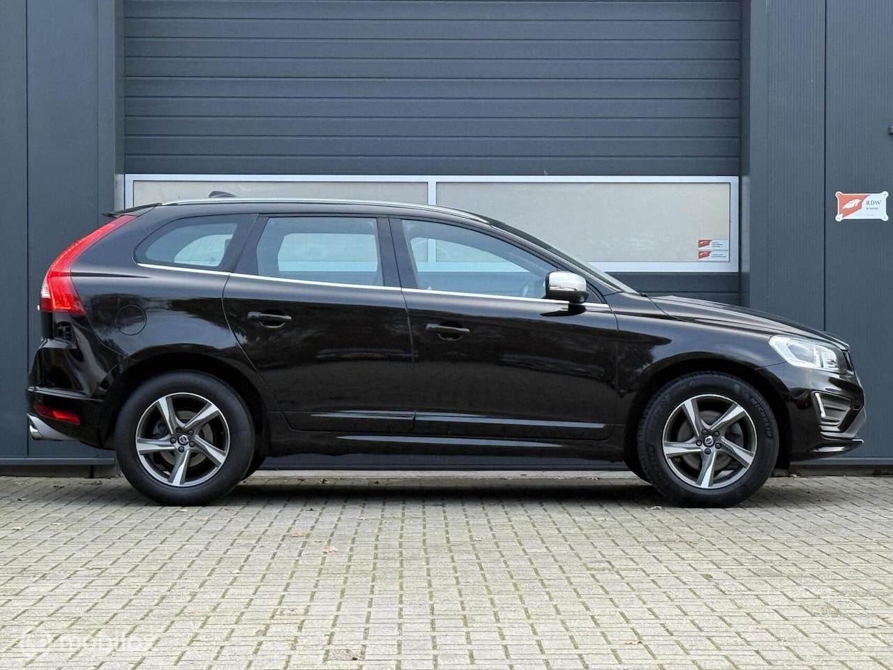 Volvo XC60 - 2.0 T5 R-Design Geartronic-8 -trekhaak-leder-navi-dealerauto - AutoWereld.nl