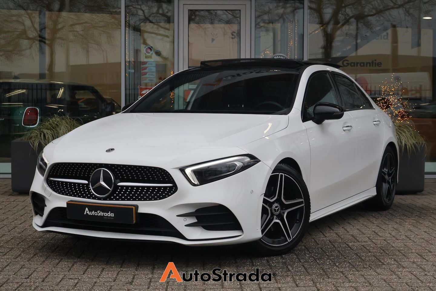 Mercedes-Benz A-klasse - Limousine A 180 AMG-Line 136pk | Keyless | Pano | Camera | Sfeer | Carplay | Cruise | Memo - AutoWereld.nl