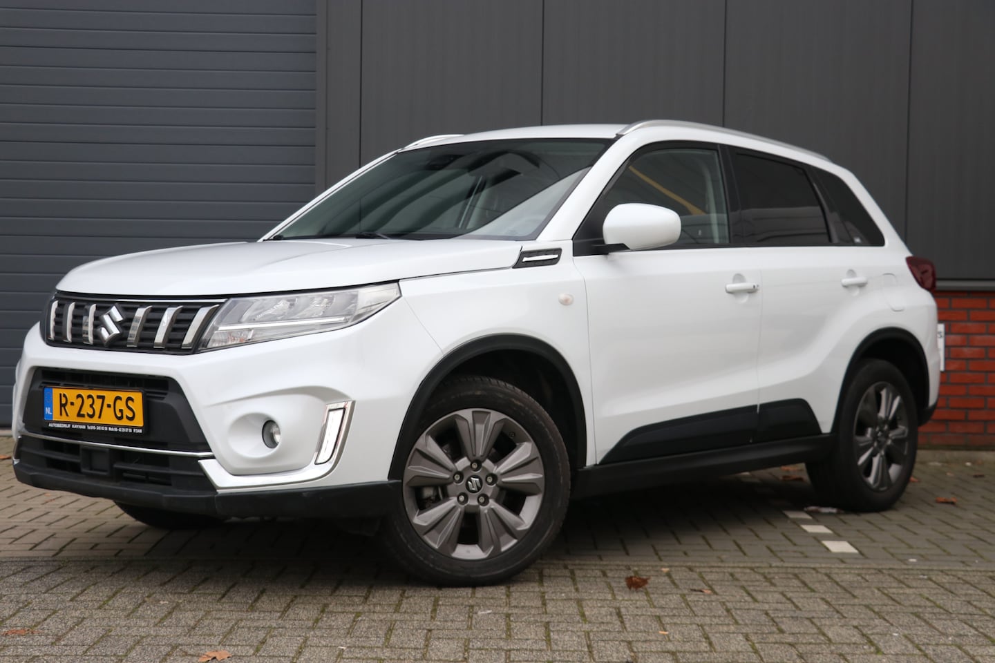 Suzuki Vitara - 1.5 Hybrid Select Automaat | camera | side assist | stoelverwarming - AutoWereld.nl