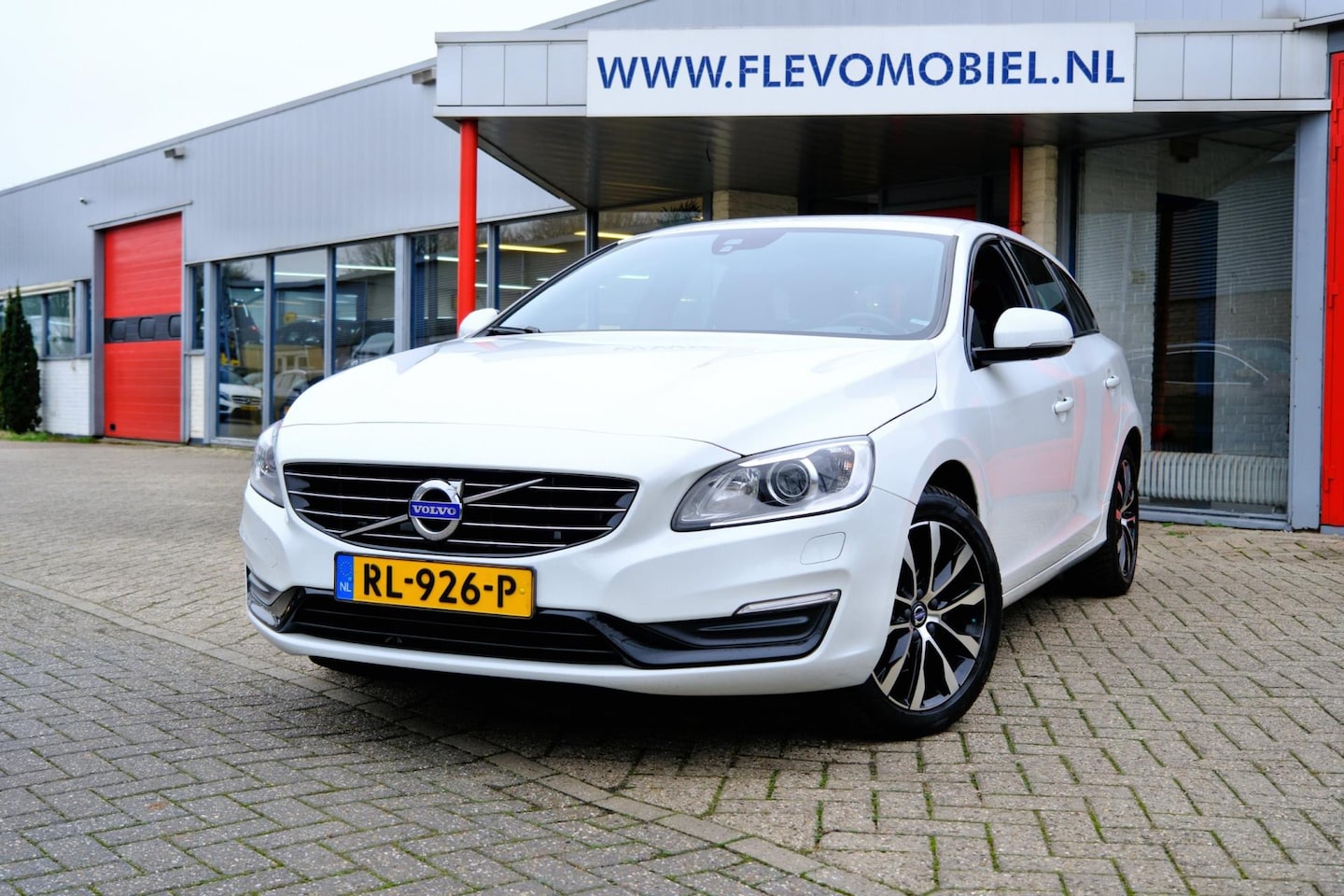Volvo V60 - 1.5 T3 Polar+ Dynamic Leder|Xenon|1e Eig|Navi|Clima|LMV - AutoWereld.nl