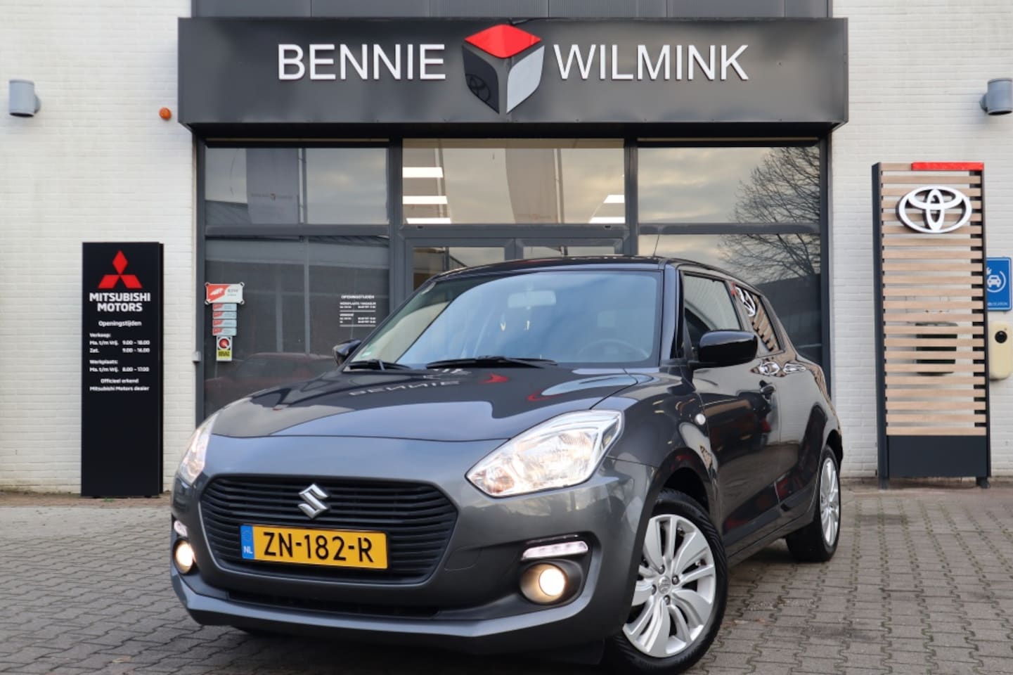 Suzuki Swift - 1.2 Select | Trekhaak | Navigatie | Apple | Android - AutoWereld.nl