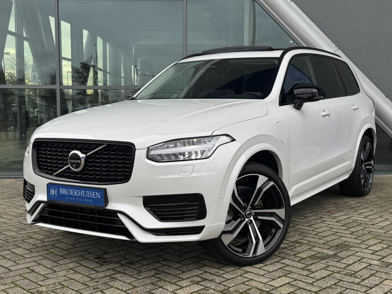 Volvo XC90 - 2.0 T8 Plug-in hybrid AWD Plus Dark 455pk Luchtvering / Trekhaak / 22inc - AutoWereld.nl